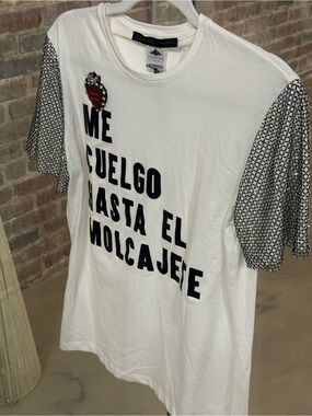 'Me Cuelgo Hasta El Molcajete' Short Sleeve Tee